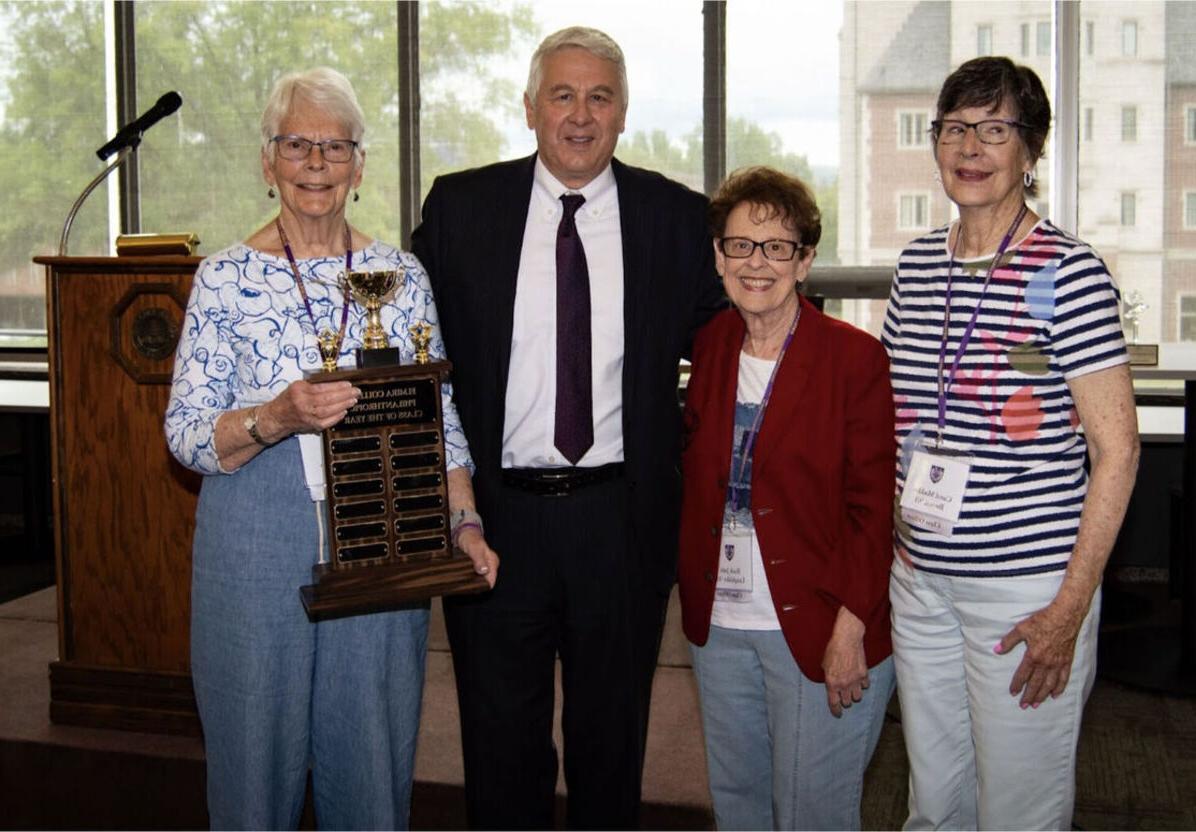 Three women from the Class of 1963 stand with President Lindsay while holding the Philanthropic Class of the Year award during the 2023 团聚